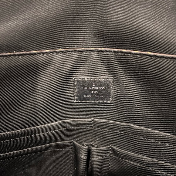 LOUIS VUITTON Christopher Messenger Bag - Picture 4 of 9